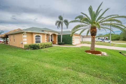 623 SW Bradshaw Cir, Port Saint Lucie, FL 34953