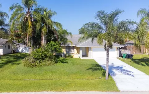 620 SW Cynthia St, Port Saint Lucie, FL 34983