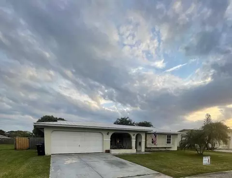 308 NE Camelot Dr, Port Saint Lucie, FL 34983