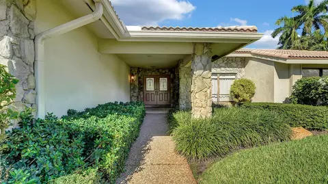 592 Pine Lake Dr, Delray Beach, FL 33445
