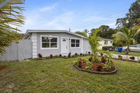 3060 SE Fairmont St, Stuart, FL 34997 photo 1