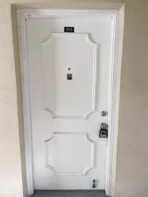 9421 Evergreen Pl #303, Davie, FL 33324