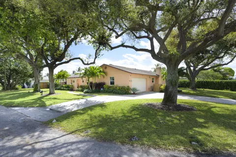 8230 Pine Tree Ln, Lake Clarke Shores, FL 33406
