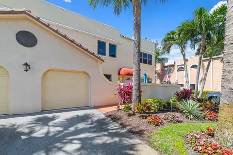 83 Uno Lago Dr, Juno Beach, FL 33408