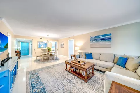 625 Oaks Dr #207, Pompano Beach, FL 33069