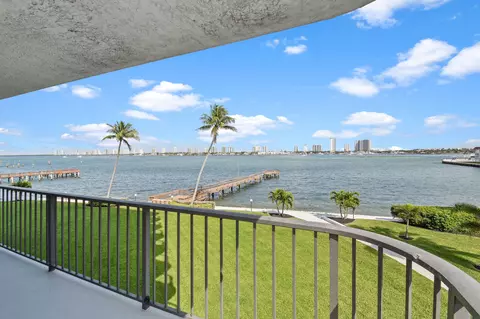 3040 Lake Shore Dr #305, Riviera Beach, FL 33404