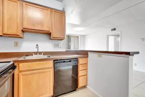 706 Executive Center Dr #17, West Palm Beach, FL 33401