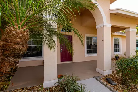 834 SW Jordin Ave, Port Saint Lucie, FL 34953