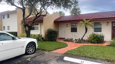 423 Lake Evelyn Dr, West Palm Beach, FL 33411