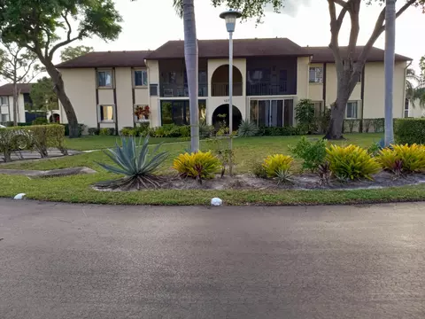 127 Lake Pine Cir #D-2, Greenacres, FL 33463