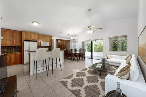 25 Hawthorne Ln, Boynton Beach, FL 33426