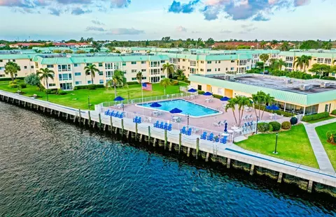 18 Colonial Club Dr #205, Boynton Beach, FL 33435