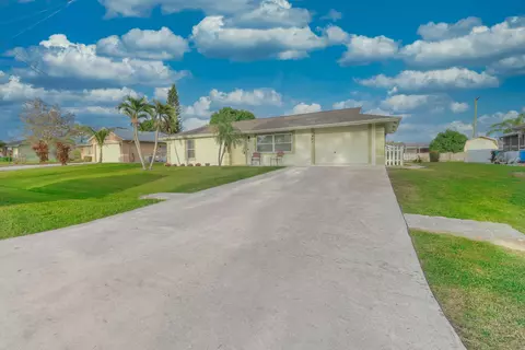 463 NW Ravenswood Ln, Port Saint Lucie, FL 34983