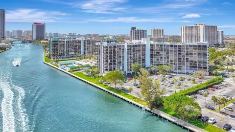 600 Parkview Dr #512, Hallandale Beach, FL 33009