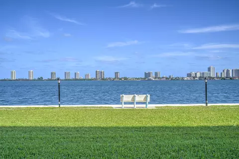 801 Lake Shore Dr #107, Lake Park, FL 33403