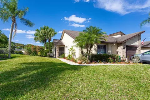 140 Village Walk Dr #20, Royal Palm Beach, FL 33411