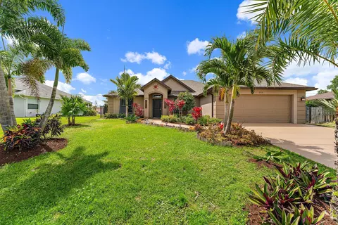 573 SW Nagle Pl, Port Saint Lucie, FL 34953