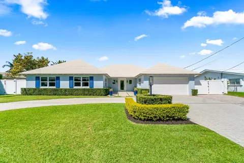 8401 Pine Tree Ln, Lake Clarke Shores, FL 33406