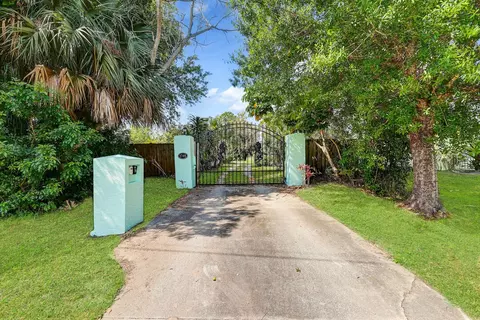 1740 SE Clearmont St, Port Saint Lucie, FL 34983