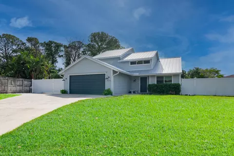 850 Briarwood Dr, Haverhill, FL 33415
