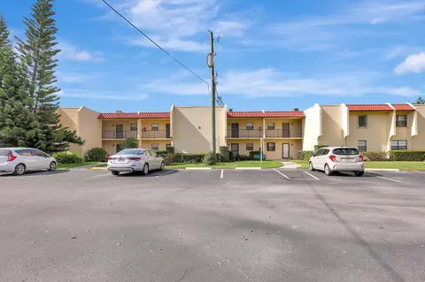 2050 Oleander Blvd #3-201, Fort Pierce, FL 34950