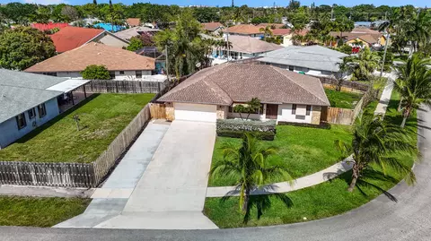 1048 Wynndale Way, Lantana, FL 33462