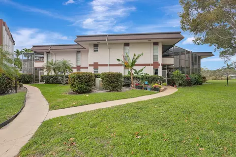 4 Greenway N #109, Royal Palm Beach, FL 33411