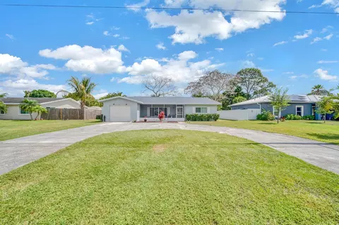 581 SE Floresta Dr W, Port Saint Lucie, FL 34983