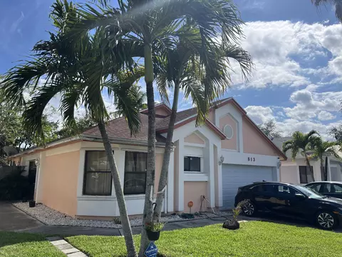 813 E Palm Run Dr, North Lauderdale, FL 33068