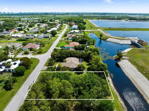 2668 SE Blackwell Dr, Port Saint Lucie, FL 34953