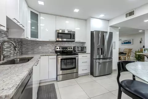 7509 Glendevon Ln #1002, Delray Beach, FL 33446
