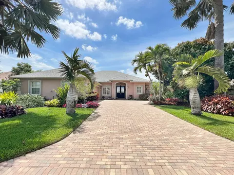 454 NW Sunflower Pl, Jensen Beach, FL 34957