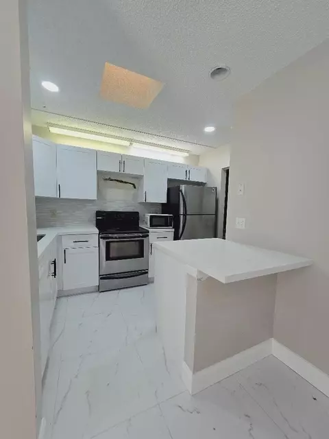 1502 Waterview Cir, Palm Springs, FL 33461