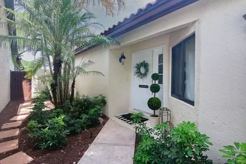 19 N Ironwood Way N, Palm Beach Gardens, FL 33418