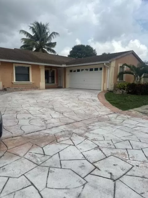 5873 W Lincoln Cir W, Lake Worth, FL 33463