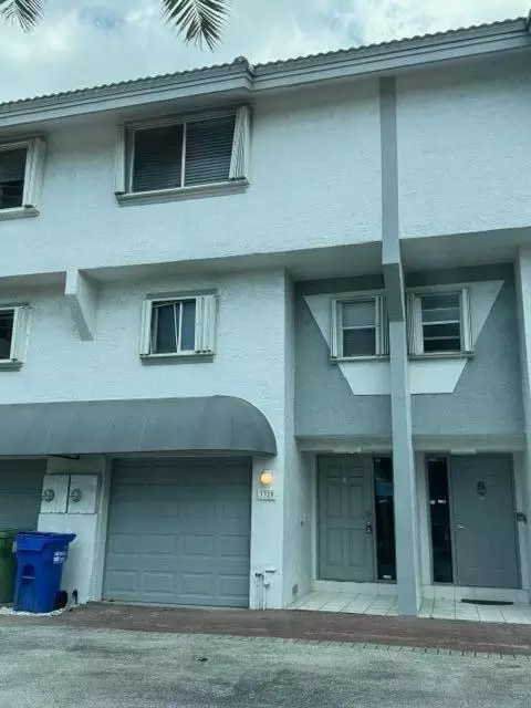 3320 SE 2nd St, Pompano Beach, FL 33062