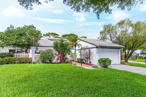 24 Villa Ln, Boynton Beach, FL 33436