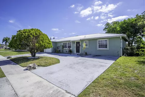 868 Hibiscus Dr, Royal Palm Beach, FL 33411