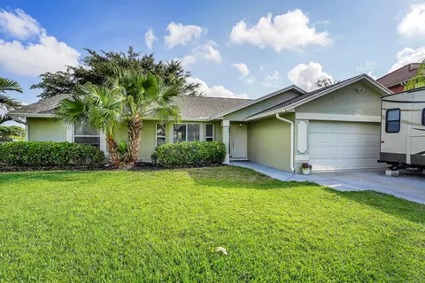 390 SW Dalton Cir, Port Saint Lucie, FL 34953