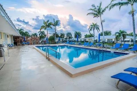 211 Country Ln #D, Boynton Beach, FL 33435