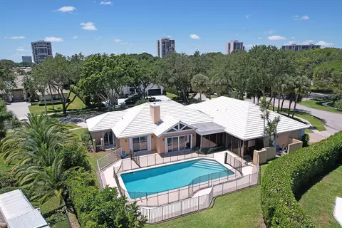 8 Interlachen Cir, West Palm Beach, FL 33401