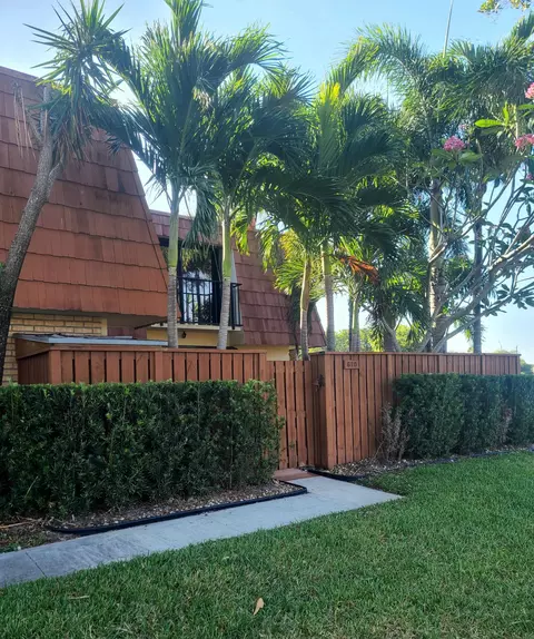 610 Buttonwood Ln, Boynton Beach, FL 33436