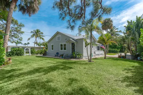 424 SE Alamanda Way, Stuart, FL 34996