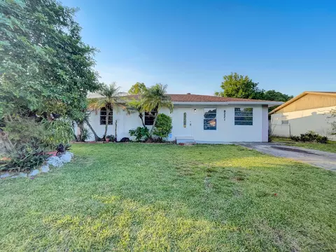 8221 SW 6th St, North Lauderdale, FL 33068