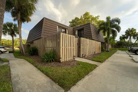 1425 14th Ct, Palm Beach Gardens, FL 33410