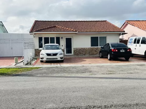 9076 NW 113th St, Hialeah Gardens, FL 33018