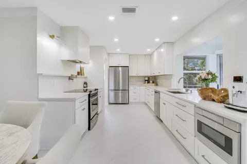 125 Clubhouse Blvd, Atlantis, FL 33462