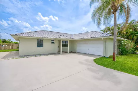 8297 SE Pine Cir, Hobe Sound, FL 33455