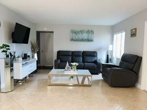 236 Pine Hov Cir #D-1, Greenacres, FL 33463