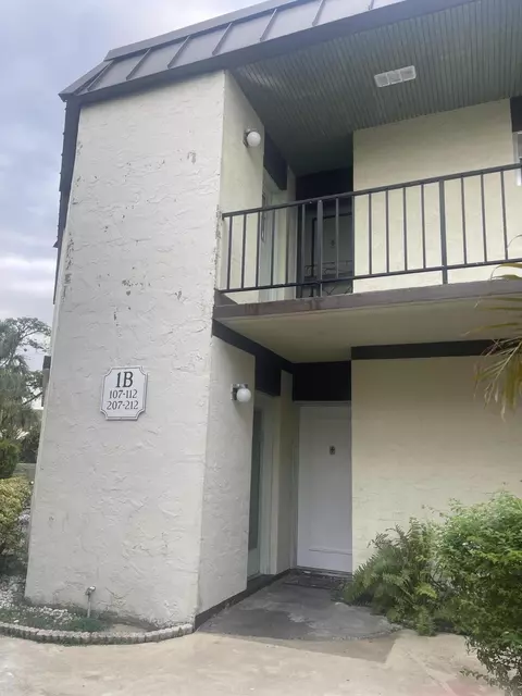 1 Greenway Vlg N #112, Royal Palm Beach, FL 33411